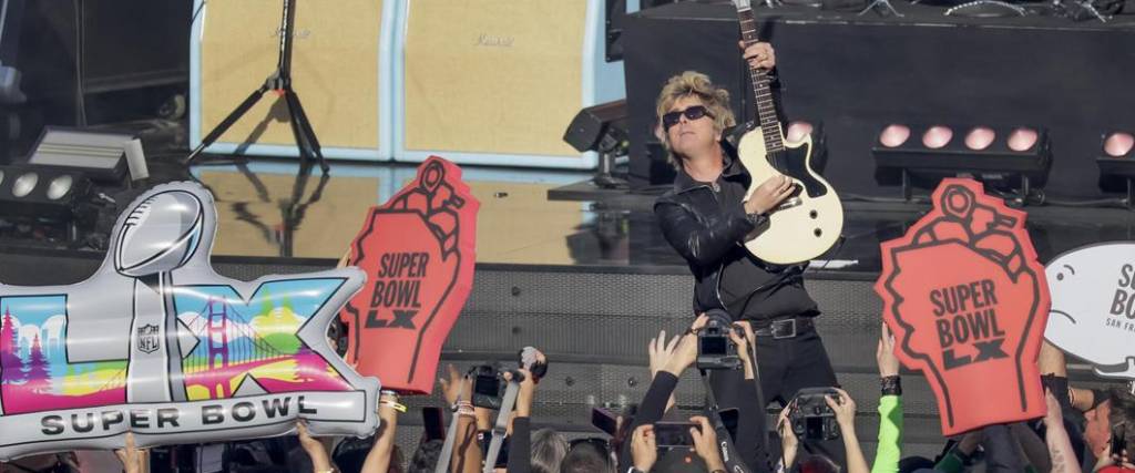 La banda estadounidense Green Day dio un show con sus mejores éxitos en la previa del Super Bowl.