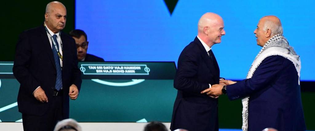El presidente de la Federación de Palestina se negó a saludar a su par de Israel, pese al pedido de Infantino.