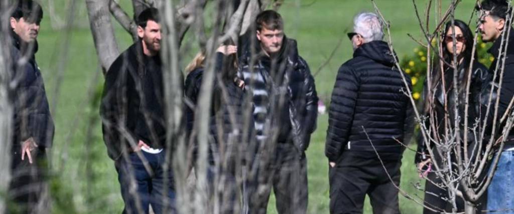 La familia Messi no ocultó su molestia por la presencia de periodistas en el sepelio de Jorge.