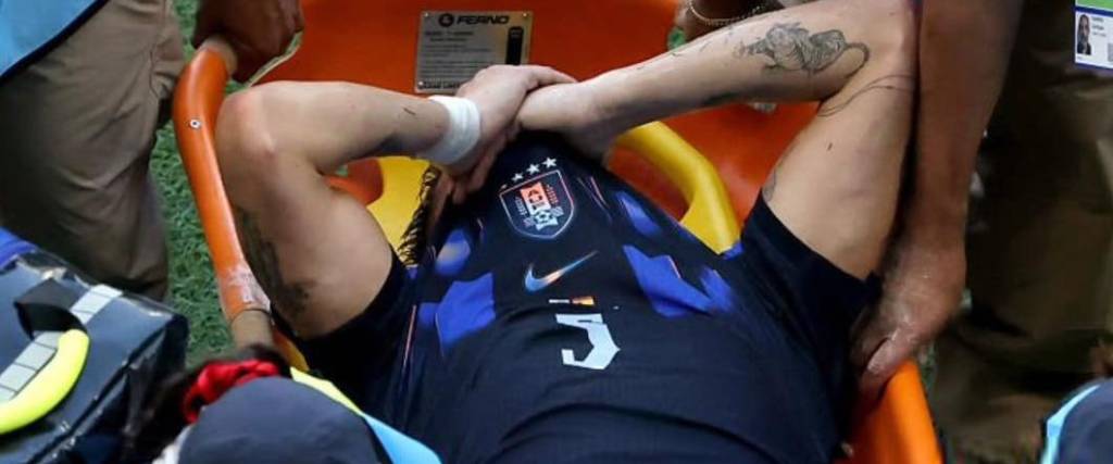 Así fue retirado de la cancha Manuel Ugarte tras sufrir una grave lesión en la rodilla ante España.