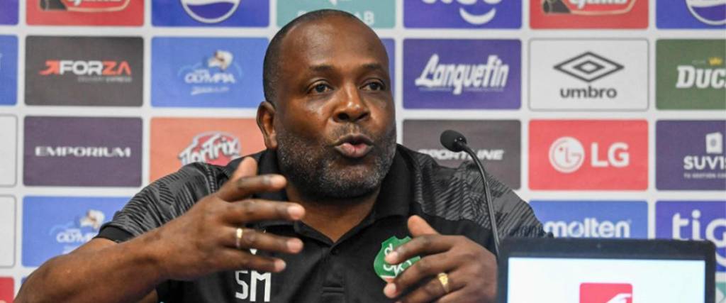 El entrenador neerlandés Stanley Menzo renunció a su cargo de seleccionador de Surinam.