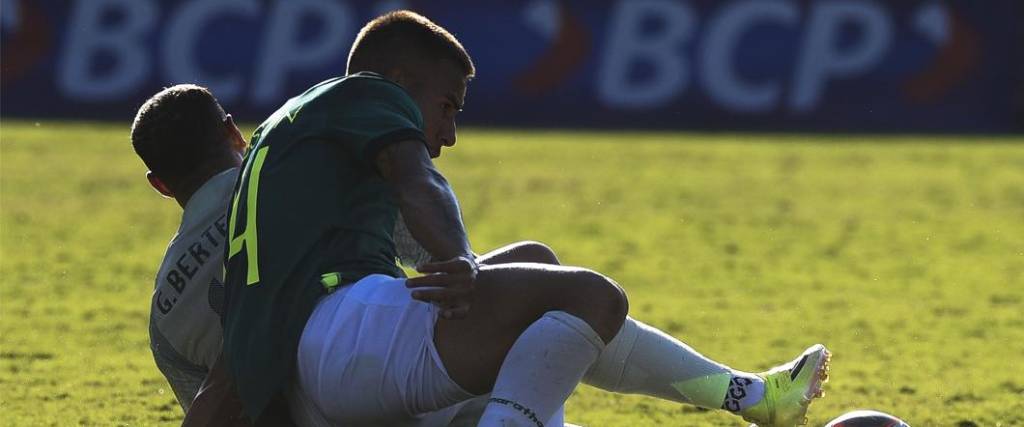 La cancha del estadio Tahuichi no estuvo en buenas condiciones durante el partido entre Bolivia y México.