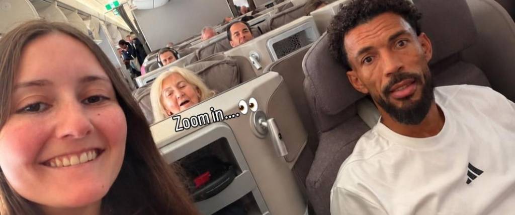 Una hincha se tomó una fotografía junto a Vozinha en el avión antes de partir a la capital chilena.