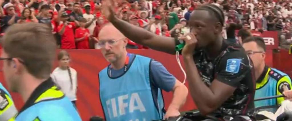El mediocampista Koné sufrió una dura lesión tras disputar un balón con el catarí Madibo.