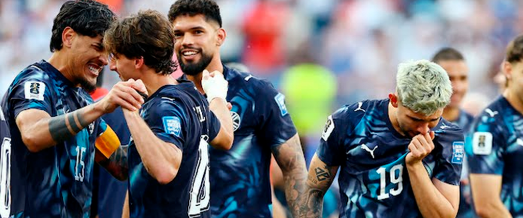 Los jugadores paraguayo terminaron festejando una histórica clasificación a los octavos de final.