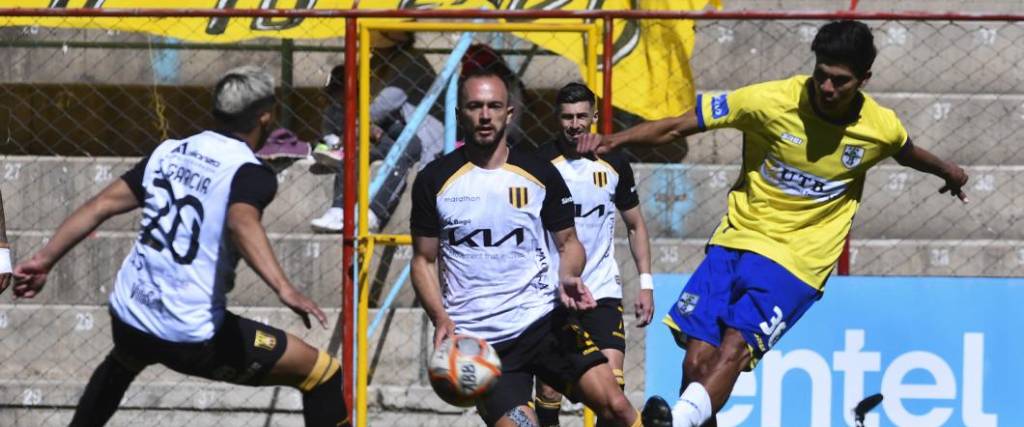 El equipo aurinegro se repuso a un tanto de Gary Rea para quedarse con los tres puntos en El Alto.