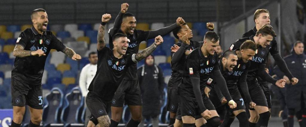 El equipo napolitano se impuso al Cagliari por penales 9-8 para avanzar a cuartos de final en la Copa Italia.