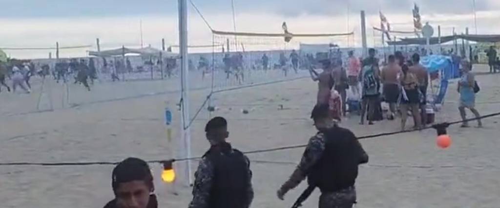 Hinchas enfrentados en la playa de Copacabana 