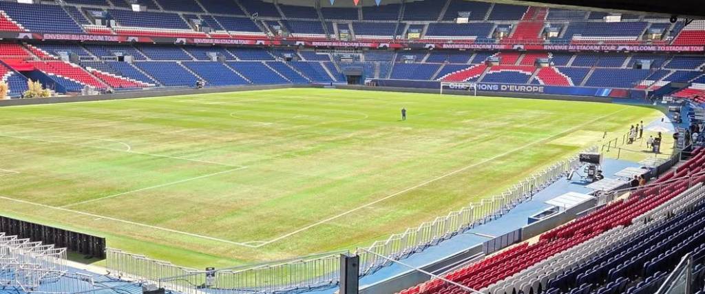 La Liga de Francia no autorizó que se disputen partidos en la cancha del PSG por el estado del césped.