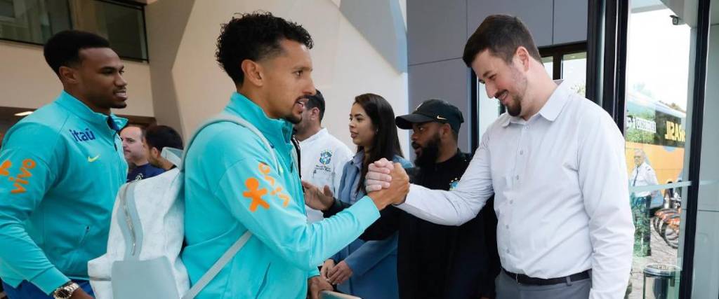 A la cabeza del capitán Marquinhos, la selección brasileña embarcó rumbo a Santa Cruz de la Sierra.