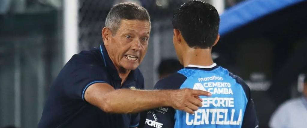 El técnico cochabambino decidió renunciar tras un malestar en la práctica de este domingo en Santa Cruz.
