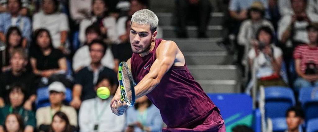 El tenista español logró una victoria ante el argentino Báez para avanzar de ronda en el ATP de Tokio.