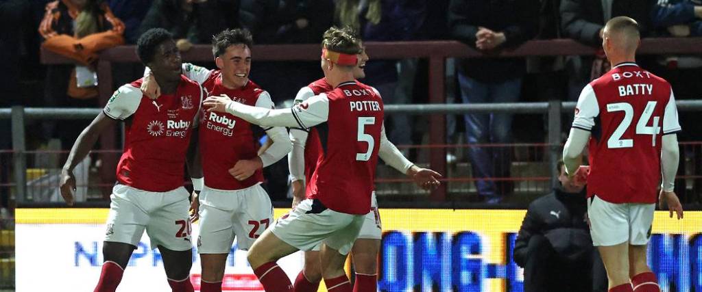 El equipo de la cuarta división de Inglaterra eliminó a Arsenal de la Copa de la Liga en la tanda de penales.