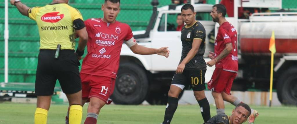 El partido quedó igualado 1-1 en Santa Cruz. 