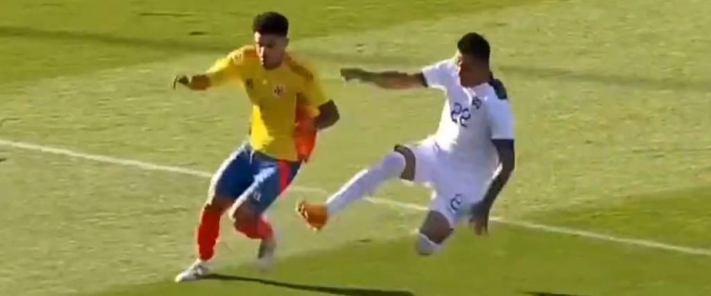 El jugador Héctor Cuéllar pudo lesionar al delantero Luis Díaz por esta tremenda acción en partido amistoso.