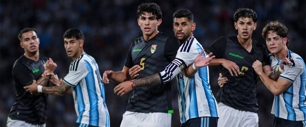 La selección boliviana sufrió una derrota por goleada tras caer ante Argentina por 4-0 en Córdoba.