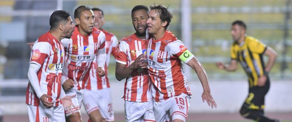 Los jugadores de Independiente celebran el tanto del empate ante The Strongest en La Paz. 