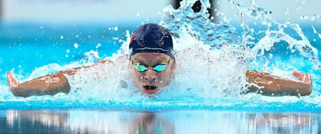 El francés Léon Marchand ganó su primera medalla dorada en París, mejorando el récord de Michael Phelps.