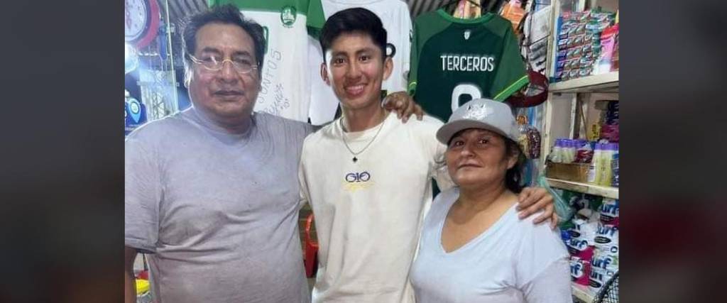 El mediocampista de la selección boliviana aprovechó su estadía en Santa Cruz para visita a su extécnico.