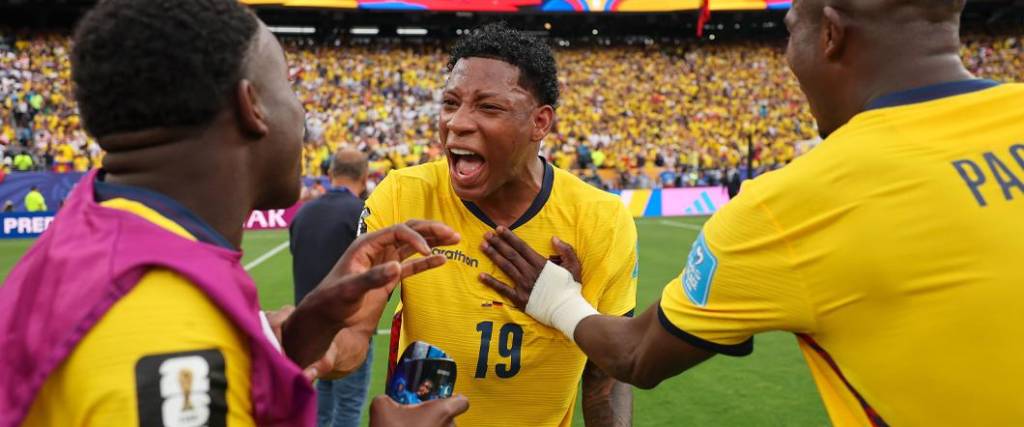Jugadores de Ecuador celebran la victoria ante Alemania, resultado que aseguró su pase de fase.
