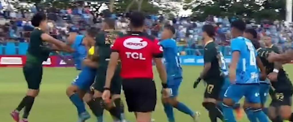 Los jugadores de ambos equipos provocaron una gresca en plena cancha en la recta final del primer tiempo.