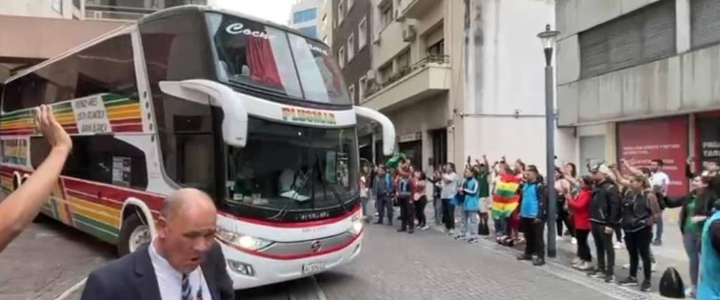 El bus de la selección nacional partió cerca de las 15:00 hb al complejo de Boca para la primer práctica.