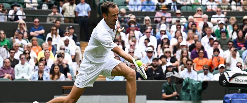 El ruso Medvedev debutó en Wimbledon con una victoria sobre el estadounidense Kovacevic, en tres sets.
