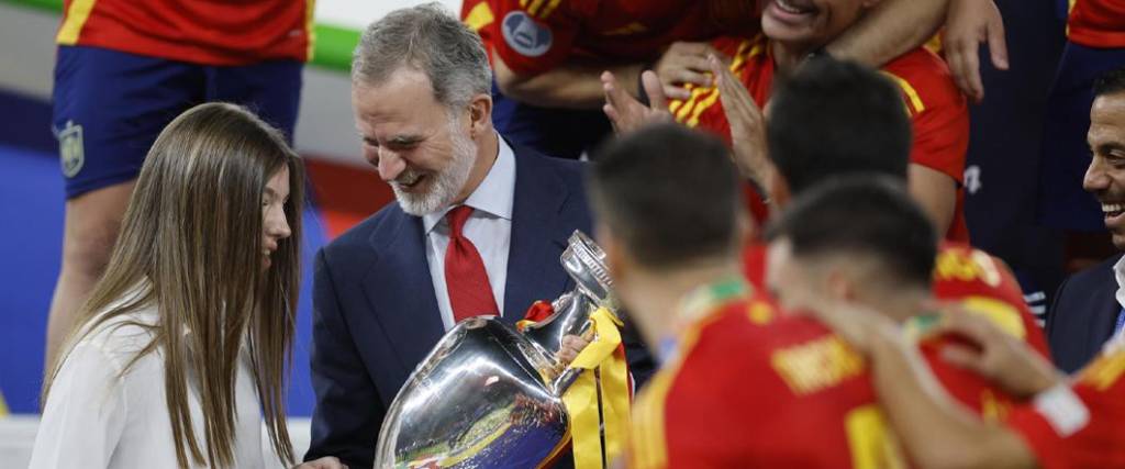 El Rey Felipe y su hija, la infanta Leonor, participaron de la celebración de España en la Eurocopa 2024.