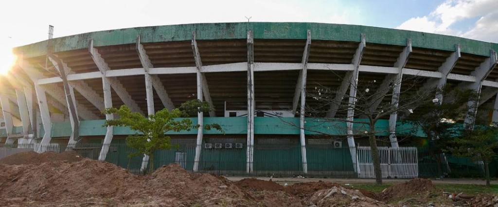 Así luce el estadio Tahuichi Aguilera por fuera, con mucho retraso en las obras de remodelación.