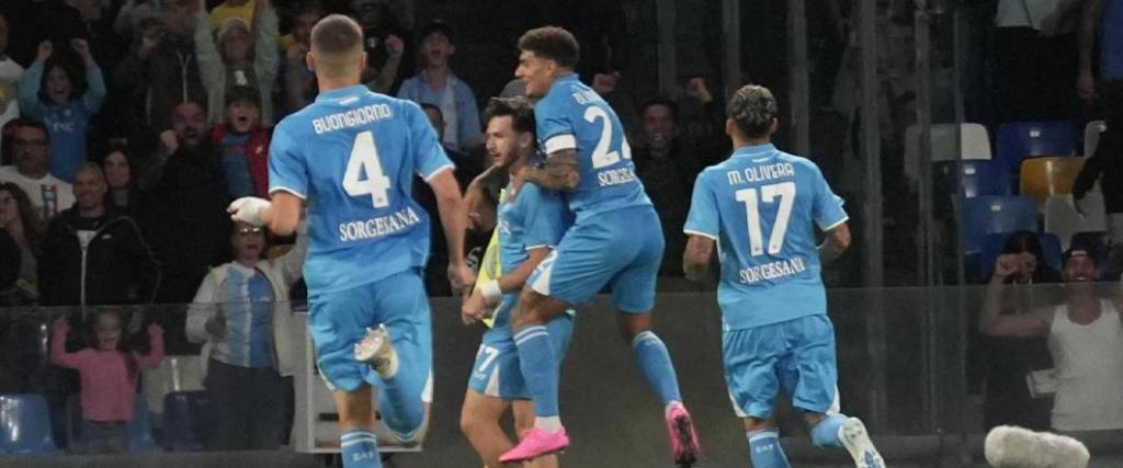 El equipo napolitano logró su cuarta victoria para tomar el liderato de la Serie A tras vencer al Monza.