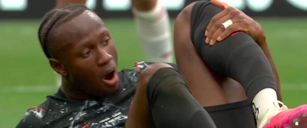 Así quedó el mediocampista Ismael Koné tras sufrir una grave infracción en el partido con Catar.