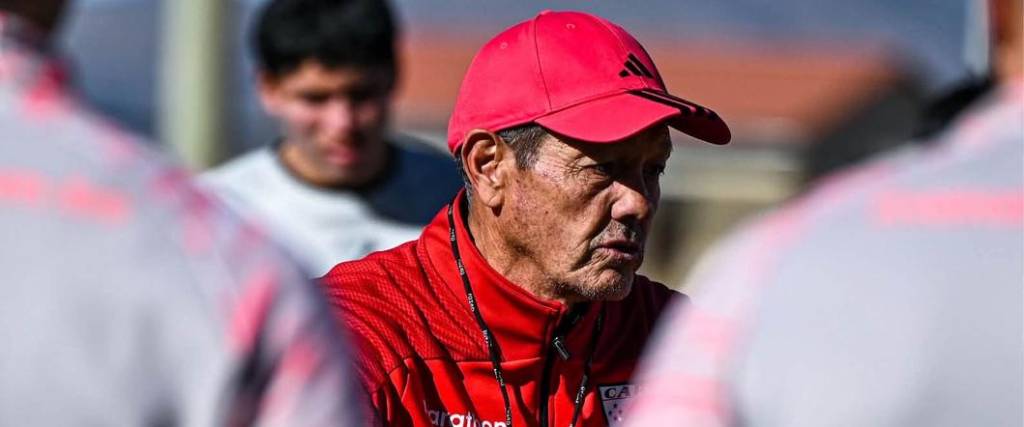 Mauricio Soria, entrenador de Always Ready en pleno entrenamiento.