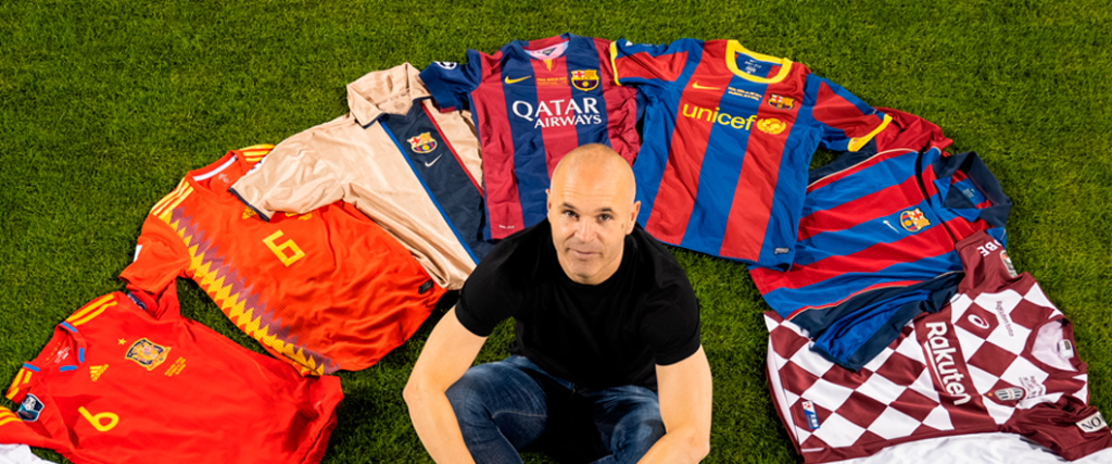 Andrés Iniesta y el recuerdo de sus camisetas. 