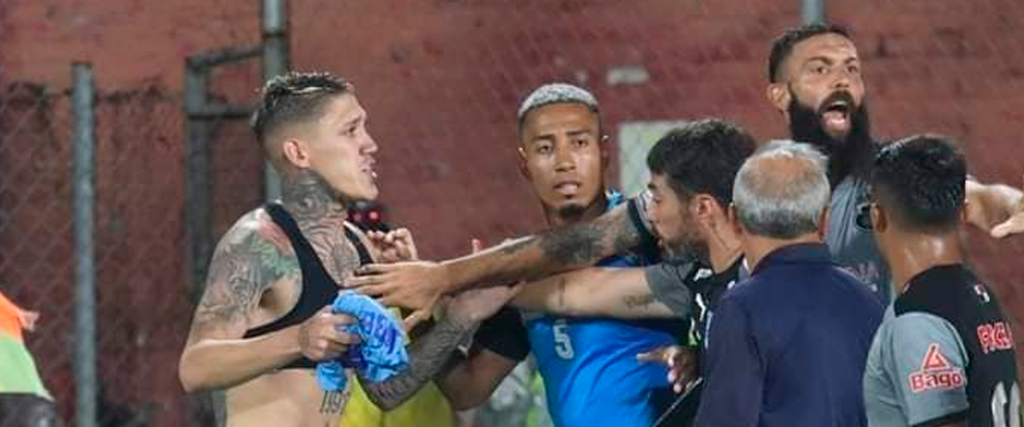 Pelea entre jugadores en Montero. 