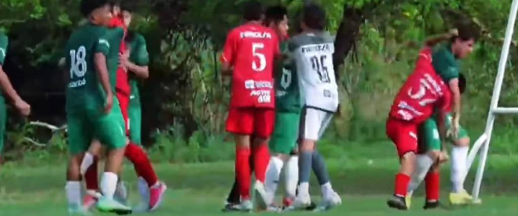 Los jugadores de ambos equipos se enfrascaron en una pelea en pleno partido en Montero.