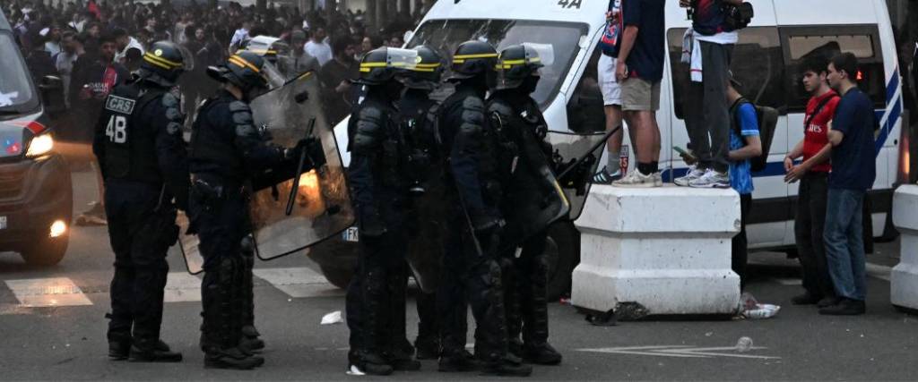 Ante los disturbios por parte de los hinchas del PSG, la policía de Francia tuvo que intervenir.