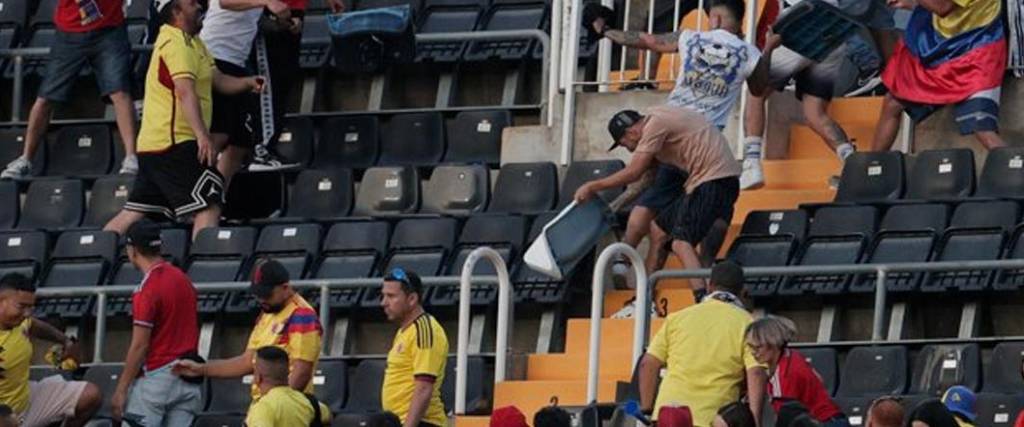 Colombianos pelean en las tribunas de Mestalla 