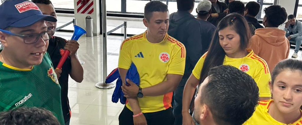 Hinchas de ambos equipos en la sala de preembarque en el aeropuerto de Viru Viru de Santa Cruz. 