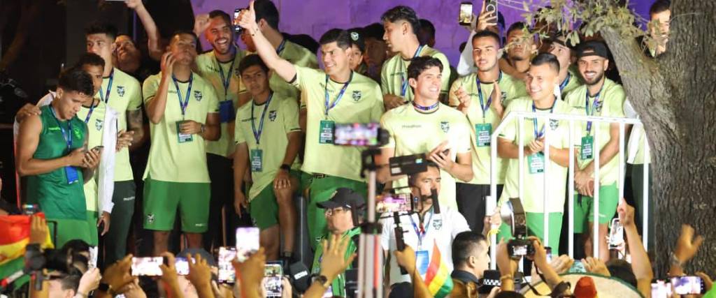 Los jugadores de la Verde saludaron a la hinchada del banderazo en la previa al partido frente a Irak
