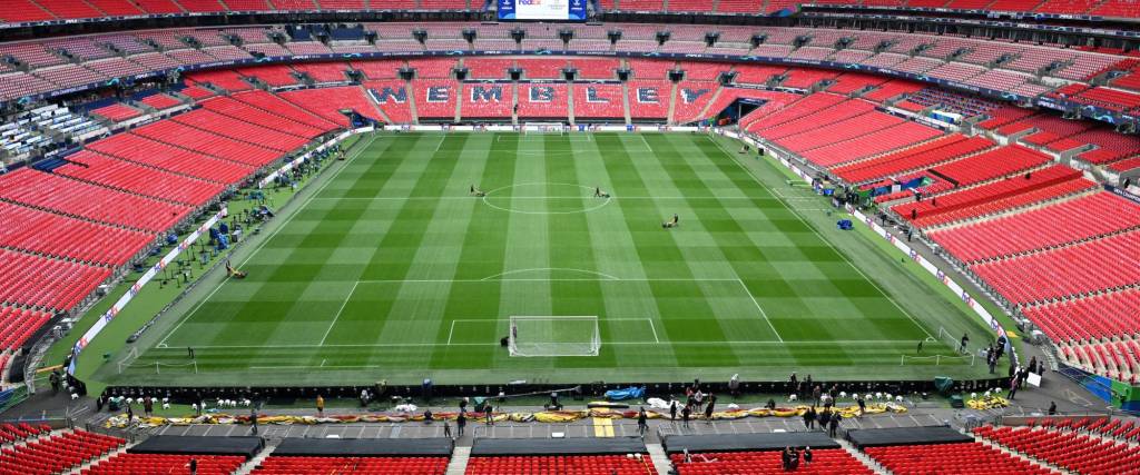 El personal de campo prepara el campo antes de la final de la Liga de Campeones.