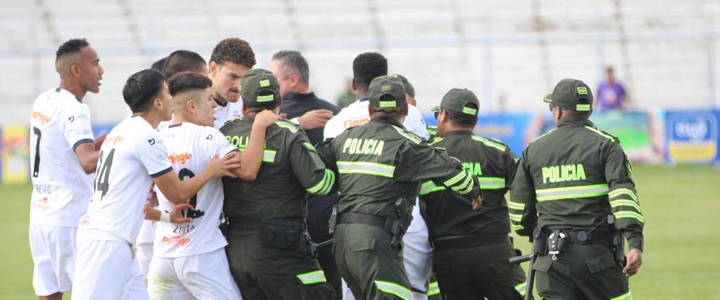 Problemas entre los jugadores de Royal Pari y la Policía Boliviana. 