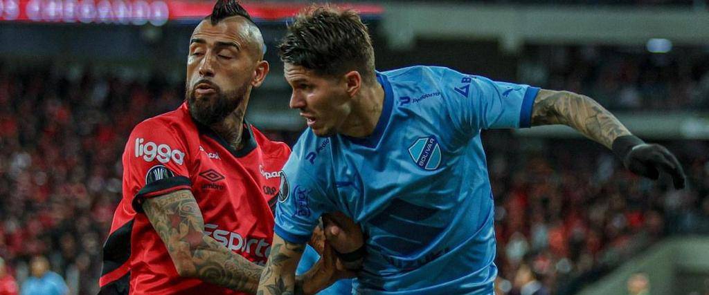 Patricio Rodríguez disputando el balón con Arturo Vidal, en el partido de vuelta ante Paranaense.