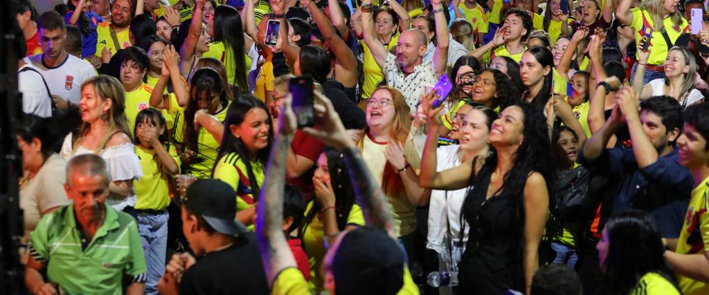 Hinchas colombianos festejando el pase a la final el pasado miércoles