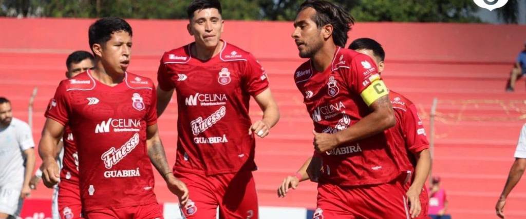 Los jugadores de Guabirá celebran el primer tanto ante Aurora, convertido por Carlos Añez (der.).