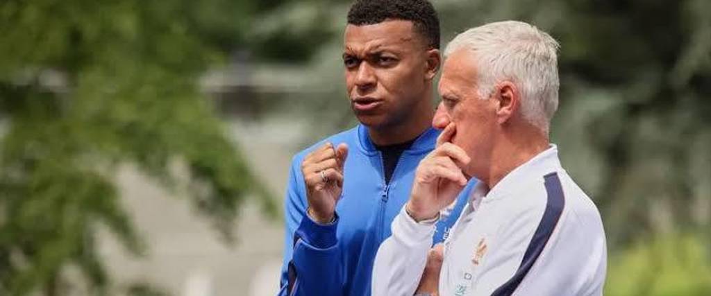 El delantero Mbappé (izq.) conversa con el entrenador Deschamps.