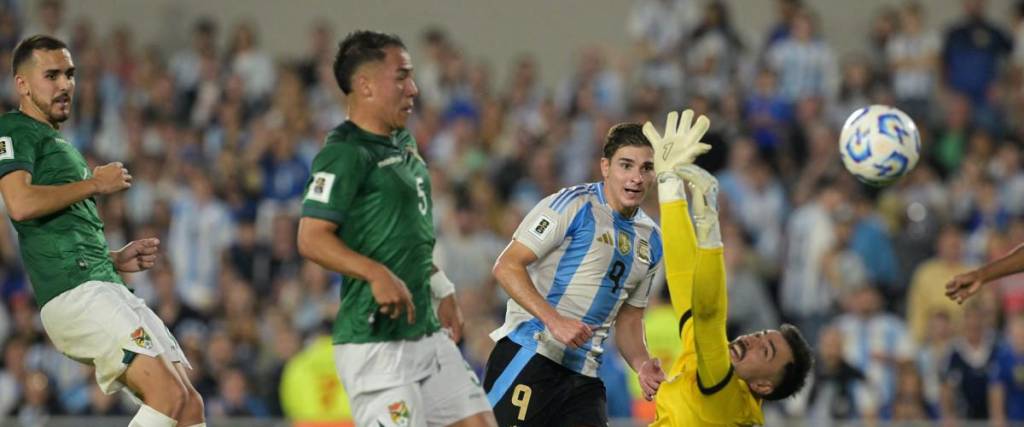 Julián Álvrez ya picó el balón para el tercer gol argentino sobre Bolivia