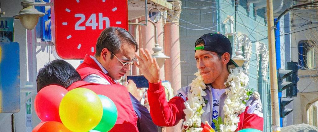 Garibay en la caravana que se realizó en Oruro para su despedida. 