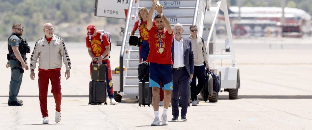 La selección española llegó este lunes cerca de las 08:30 al aeropuerto de Barajas