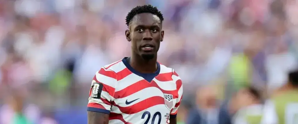 El delantero estadounidense Folarin Balogun fue expulsado, pero pudo jugar ante Bélgica en octavos de final.