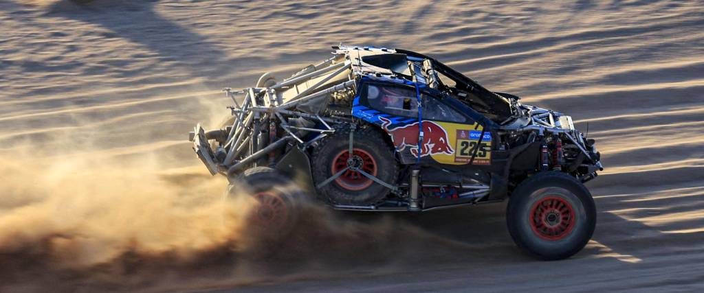 Carlos Sainz, con el vehículo dañado, abandonó tempranamente el Dakar. 